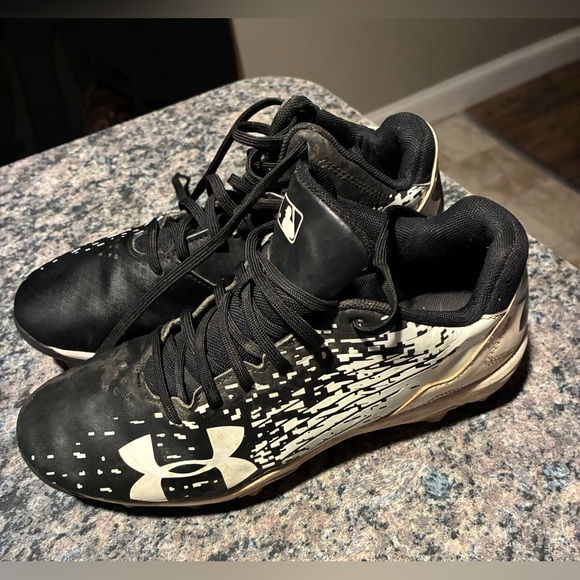 Under Armour Other - Under Armour Black and White Baseball Cleats Boys Size 5Y